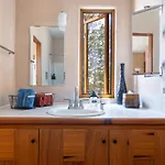 Ridgetop Retreat With 2 Hot Tubs And Views Holiday home